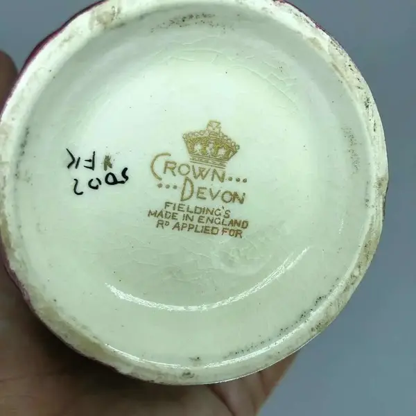 Foto de um(a) Antigo Vaso Art Deco Em Porcelana Inglesa Crown Devon, da categoria de Vasos. Crown Devon. Porcelana inglesa pintada à mão com lindas flores. Período Art Deco. Peça catalogada. Meados do século XX.... Mostrado de uma perspectiva diferente. Vendido no marketplace Trésors.