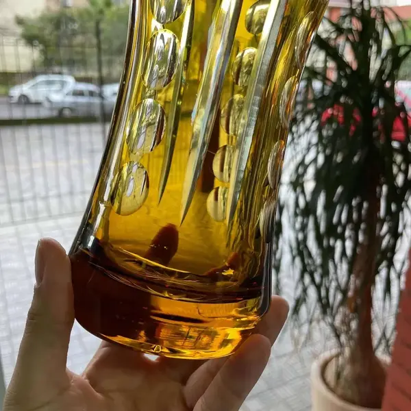 Foto de um(a) Antigo Vaso Cristal Tcheco Âmbar Lapidação Dedão Art Deco, da categoria de Vasos. Antigo e lindo vaso em cristal Europeu, doublé na cor âmbar. Lapidado à mão, lapidação dedão, fundo estrelado. Art... Mostrado de uma perspectiva diferente. Vendido no marketplace Trésors.