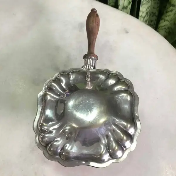 Foto de um(a) Antigo Lindo Cinzeiro Cata Migalhas Em Prata Art Deco, da categoria de Cinzeiros e coletores. Em ótimo estado de conservação, parece ter sido pouquíssimo usado. Apenas na tampa tem uma pequeno desgaste natural da prata... Mostrado de uma perspectiva diferente. Vendido no marketplace Trésors.