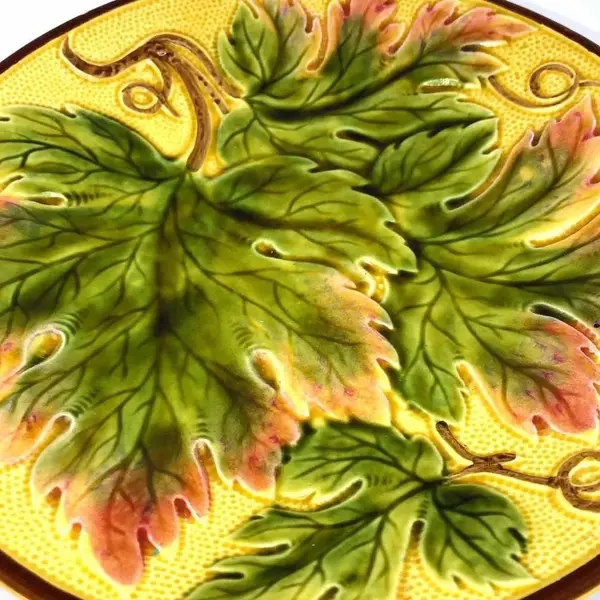 Foto de um(a) Antiga Fruteira Boleira Faiança Majolica Alemã Art Nouveau, da categoria de Fruteiras. Antiga e decorativa fruteira/boleira em faiança/majolica alemã, linda coloração e decoração de folhas em relevo, início do... Mostrado de uma perspectiva diferente. Vendido no marketplace Trésors.