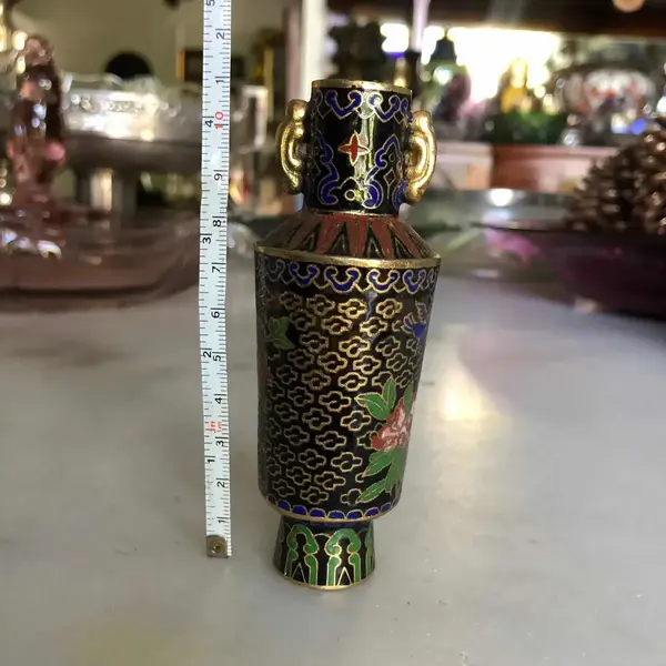 Foto de um(a) Antigo Pequeno Vaso Em Bronze Cloisonné, da categoria de Vasos. Antigo pequeno vaso com alças, em bronze cloisonné feito à mão. Impecável.Altura 11cm. Mostrado de uma perspectiva diferente. Vendido no marketplace Trésors.