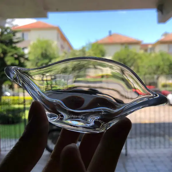 Foto de um(a) Antigo Bowl Enfeite Cristal Francês Daum Nancy Assinado, da categoria de Objetos decorativos. Impecável. Peça legítima e assinada. Altura 4cm Diâmetro 14cm. Mostrado de uma perspectiva diferente. Vendido no marketplace Trésors.