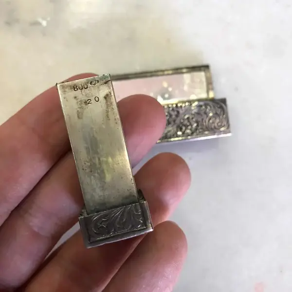 Foto de um(a) Antigo E Muito Raro Porta Batom Francês Em Prata De Lei, da categoria de Outros colecionáveis. Rara peça do início do século XX Mede aprox 6cm. Mostrado de uma perspectiva diferente. Vendido no marketplace Trésors.