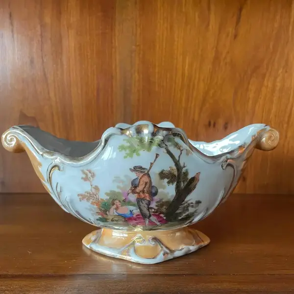Foto de um(a) Antiga Floreira Centro De Mesa Porcelana Dp Cena Galante, da categoria de Cachepot. Antigo cachepot, floreira ou centro de mesa em porcelana nacional com cenas galantes. Detalhes com filetes de ouro. Peça... Mostrado de uma perspectiva diferente. Vendido no marketplace Trésors.