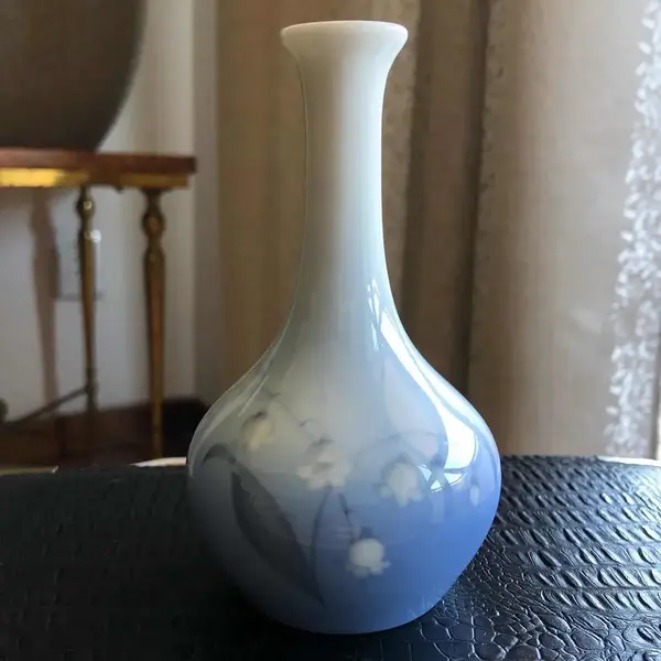 Foto de um(a) Antigo Lindo Vasinho Art Deco Porcelana Royal Copenhagen, da categoria de Vasos. Royal Copenhagen. Vasinho decorativo em porcelana dinamarquesa, com linda coloração e decoração de flores, da famosa e muito... Mostrado de uma perspectiva diferente. Vendido no marketplace Trésors.
