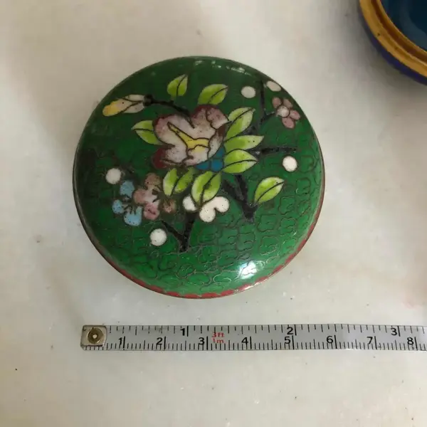 Foto de um(a) Antigas Caixinhas De Coleção Em Bronze Cloisonné, da categoria de Cestos e Caixas. Caixinhas em bronze com trabalho de esmalte feito a mão. Meados do século XX. Medem 5cm aproximadamente. Mostrado de uma perspectiva diferente. Vendido no marketplace Trésors.