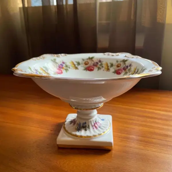Foto de um(a) Antiga Fruteira Centrinho Ou Porta Cartões Porcelana Limoges, da categoria de Fruteiras. Limoges. Antiga fruteirinha em porcelana artística francesa, delicada decoração floral com filetes de ouro. Medidas 11x18cm. Mostrado de uma perspectiva diferente. Vendido no marketplace Trésors.