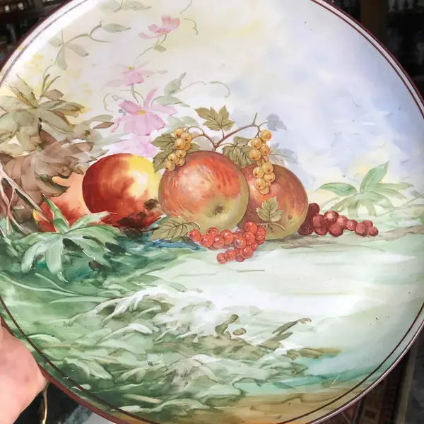Foto de um(a) Antigo Prato De Parede Medalhão Porcelana Zappi Pintado Mão, da categoria de Pratos Decorativos. Zappi. Antigo e grande prato medalhão decorativo, em porcelana ricamente pintado à mão. Peça assinada no canto inferior... Mostrado de uma perspectiva diferente. Vendido no marketplace Trésors.