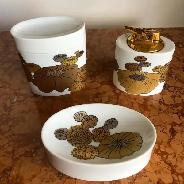 Foto de um(a) Antigo Raro Conjunto Cigarreira Isqueiro Cinzeiro Rosenthal, da categoria de Cigarreiras e piteiras. Rosenthal. Antigo e especial conjunto para fumantes. Composto de isqueiro, caixa cigarreira e cinzeiro. Feitos em porcelana... Mostrado de uma perspectiva diferente. Vendido no marketplace Trésors.