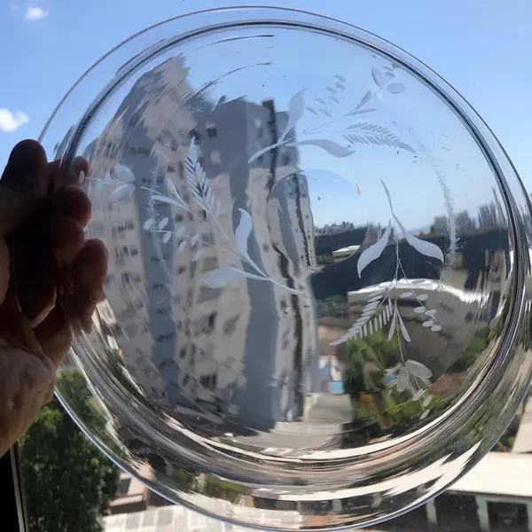 Foto de um(a) Antiga Fina Queijeira Boleira Cristal Francês Lapidada À Mão, da categoria de Garrafas, potes e jarros. Antiga e rara queijeira em finíssimo cristal francês, toda lapidada à mão com desenhos de folhas e flores. Início do século... Mostrado de uma perspectiva diferente. Vendido no marketplace Trésors.