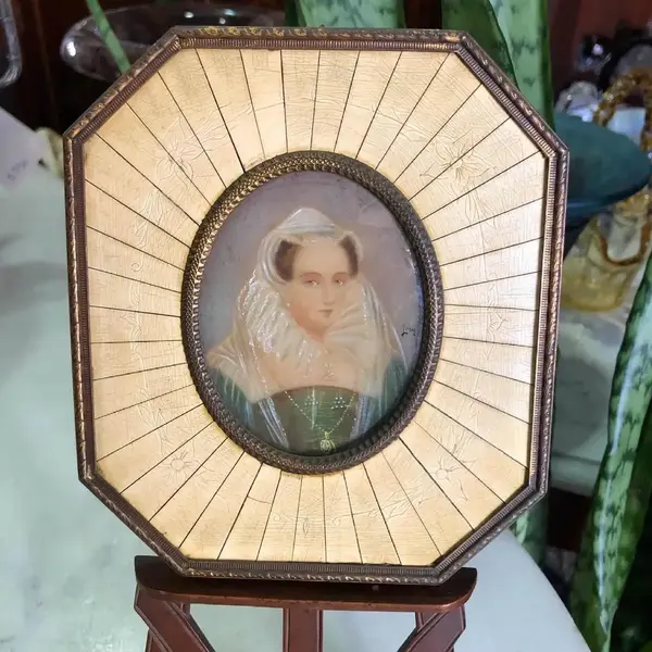 Foto de um(a) Antigo Raro Quadrinho Miniature Portrait Pintura Óleo France, da categoria de Pinturas. Miniature Portrait. Antigo quadrinho com linda figura de dama da sociedade, pintada à mão, pintura a óleo sobre folha de... Mostrado de uma perspectiva diferente. Vendido no marketplace Trésors.