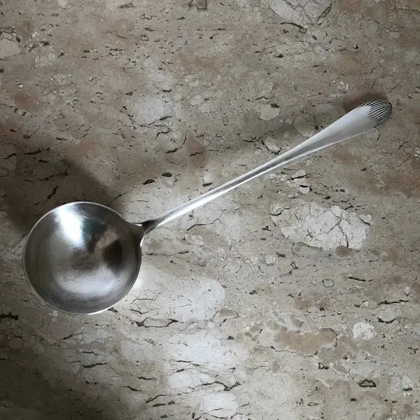 Foto de um(a) Antiga Grande Concha Em Prata Broqua & Scholberg Art Deco, da categoria de Outros utensílios. Antiga grande concha em prata Broqua & Scholberg Art Deco Medida 33cm Em ótimo estado de conservação. Mostrado de uma perspectiva diferente. Vendido no marketplace Trésors.