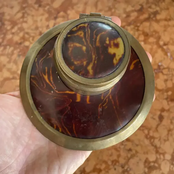 Foto de um(a) Antigo Raro Tinteiro Art Deco Em Bronze Francês, da categoria de Itens de Escritório. Antigo raro tinteiro Art Deco em bronze. Período Art deco. França. Meados do século XX.Diâmetro 13cm. Mostrado de uma perspectiva diferente. Vendido no marketplace Trésors.