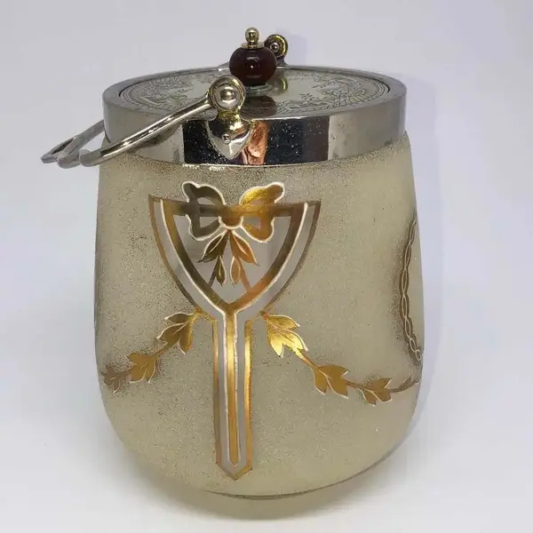 Foto de um(a) Antigo Biscoiteira Bomboniere Art Nouveau Vidro Veneziano, da categoria de Garrafas, potes e jarros. Antiga biscoiteira veneziana, com decoração de laços e guirlandas, pintada à mão com ouro. Tampa e alça em prata. Período... Mostrado de uma perspectiva diferente. Vendido no marketplace Trésors.
