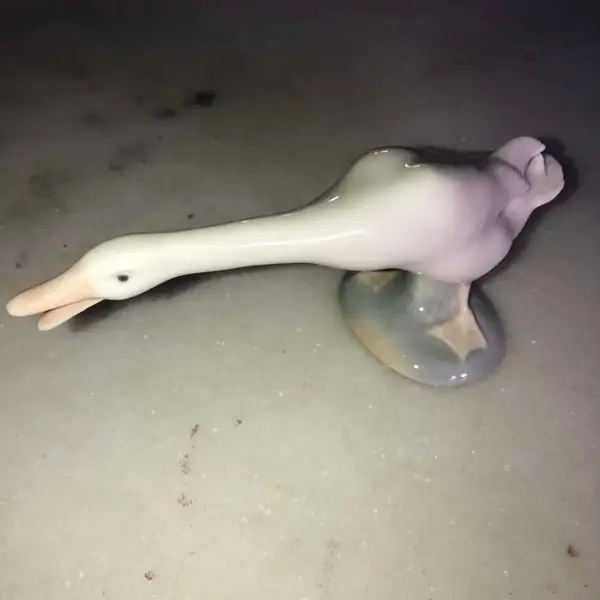 Foto de um(a) Antiga Linda Escultura De Pato Porcelana Espanhola Lladró, da categoria de Escultura. Lladró. Linda escultura representando pato em movimento, feito à mão, em finíssima porcelana espanhola, da famosa manufatura... Mostrado de uma perspectiva diferente. Vendido no marketplace Trésors.