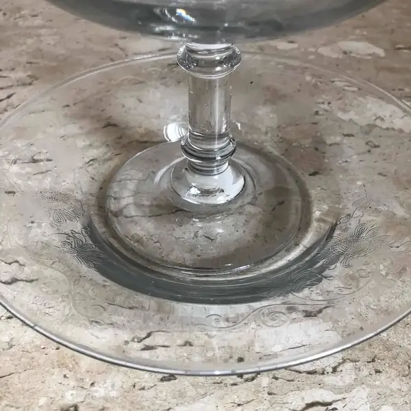 Foto de um(a) Antiga Bomboniere Compoteira Cristal Francês Saint Louis, da categoria de Garrafas, potes e jarros. Antiga e fina bomboniere com présentoir em cristal francês, da famosa manufatura Saint Louis. Ricamente lavrada à mão, com... Mostrado de uma perspectiva diferente. Vendido no marketplace Trésors.