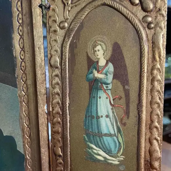 Foto de um(a) Arte Sacra Antigo Raro Oratório Tríptico Em Madeira E Ouro, da categoria de Objetos religiosos e espirituais. Arte Sacra. Antigo e lindo oratório tríptico. Madeira policromada com ouro, com detalhes pintados à mão. Século XX. Medidas... Mostrado de uma perspectiva diferente. Vendido no marketplace Trésors.