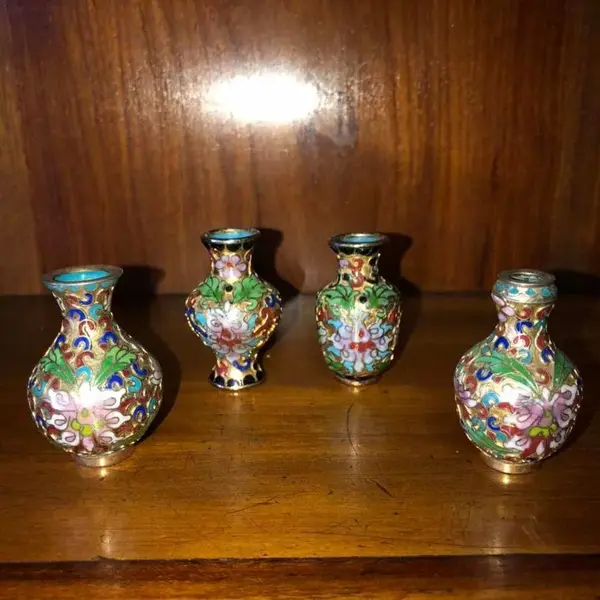 Foto de um(a) Antiga Coleção Com 4 Vasinhos Miniatura Em Bronze Cloisonné, da categoria de Vasos. Antiga coleção com 4 lindos vasinhos diferentes, em bronze Cloisonné. Perfeitinhos Altura 5cm cada. Mostrado de uma perspectiva diferente. Vendido no marketplace Trésors.