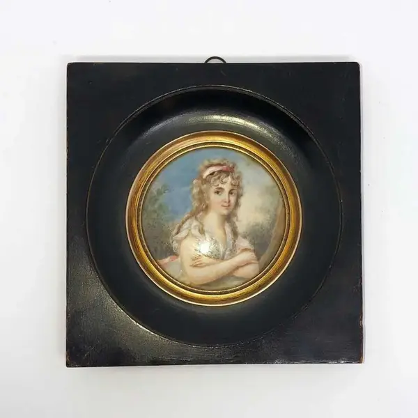 Foto de um(a) Antigo Quadrinho Miniature Portrait Camafeu Pintado À Mão, da categoria de Pinturas. Antigo quadrinho pintado à mão em folha de marfim.Moldura em madeira com bronze doré ao redor da pintura. Início do século... Mostrado de uma perspectiva diferente. Vendido no marketplace Trésors.