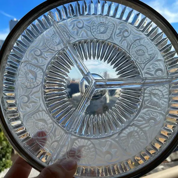 Foto de um(a) Antiga Rara Petisqueira Cristal Francês Satiné Art Deco, da categoria de Travessas e tigelas. André Hunebelle Glass. Antiga e linda petisqueira em cristal francês, decoração floral em satiné. Borda em metal prateado.... Mostrado de uma perspectiva diferente. Vendido no marketplace Trésors.