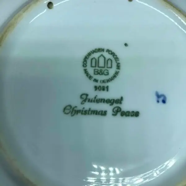 Foto de um(a) Antigo Prato Decorativo Porcelana Royal Copenhagen 1981, da categoria de Pratos Decorativos. Royal Copenhagen. Lindo e decorativo prato de coleção, em porcelana artística, da famosa manufatura Dinamarquesa, Royal... Mostrado de uma perspectiva diferente. Vendido no marketplace Trésors.