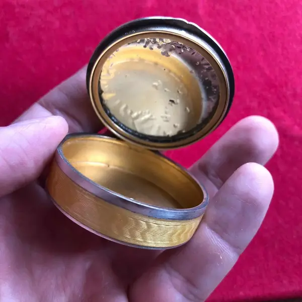Foto de um(a) Antiga Rara Caixinha Porta Pó Itália Prata De Lei Esmaltada, da categoria de Cestos e Caixas. Antiga e centenária caixinha porta pó em prata de lei italiana teor 925, com aplicação de esmalte feita à mão. Peça muito... Mostrado de uma perspectiva diferente. Vendido no marketplace Trésors.