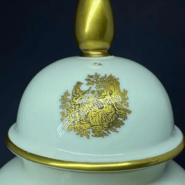 Foto de um(a) Antigo Raro Potiche Porcelana Alemã Bavaria Lindner Kueps, da categoria de Vasos. Lindner Kueps - Bavaria. Antigo e lindo potiche em porcelana artística alemã, decoração com flores e cenas galantes pintada... Mostrado de uma perspectiva diferente. Vendido no marketplace Trésors.