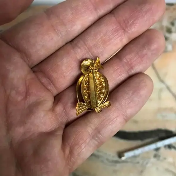 Foto de um(a) Antigo Broche Francês De Pássaro Dourado Com Pedra Vermelha, da categoria de Outros colecionáveis. Banhado a ouro. Muito bem conservado.Década de 1970.Aproximadamente 3cm. Mostrado de uma perspectiva diferente. Vendido no marketplace Trésors.