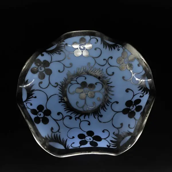 Foto de um(a) Antigo Raro Prato Bowl Opalina Francesa Azul E Prata, da categoria de Travessas e tigelas. Antigo prato de opalina francesa, decoração floral feita à mão com prata de lei. Meados do século XX. A peça está em ótimo... Mostrado de uma perspectiva diferente. Vendido no marketplace Trésors.