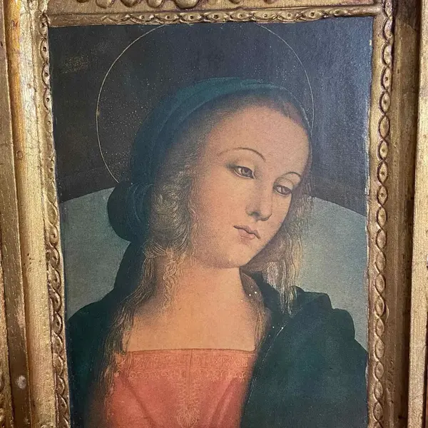 Foto de um(a) Arte Sacra Antigo Raro Oratório Tríptico Em Madeira E Ouro, da categoria de Objetos religiosos e espirituais. Arte Sacra. Antigo e lindo oratório tríptico. Madeira policromada com ouro, com detalhes pintados à mão. Século XX. Medidas... Mostrado de uma perspectiva diferente. Vendido no marketplace Trésors.
