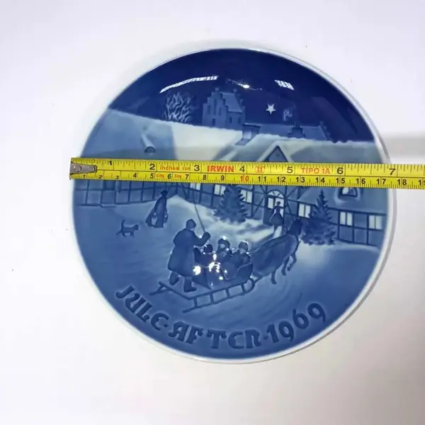 Foto de um(a) Antigo Prato Decorativo Porcelana Royal Copenhagen 1969, da categoria de Pratos Decorativos. Royal Copenhagen. Lindo e decorativo prato de coleção, em porcelana artística, da famosa manufatura Dinamarquesa, Royal... Mostrado de uma perspectiva diferente. Vendido no marketplace Trésors.