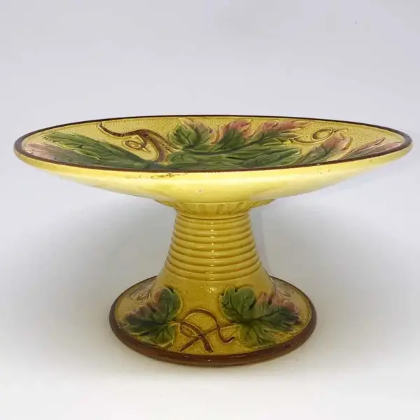 Foto de um(a) Antiga Fruteira Boleira Faiança Majolica Alemã Art Nouveau, da categoria de Fruteiras. Antiga e decorativa fruteira/boleira em faiança/majolica alemã, linda coloração e decoração de folhas em relevo, início do... Mostrado de uma perspectiva diferente. Vendido no marketplace Trésors.