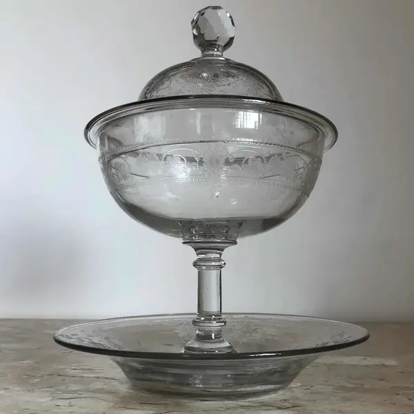 Foto de um(a) Antiga Bomboniere Compoteira Cristal Francês Saint Louis, da categoria de Garrafas, potes e jarros. Antiga e fina bomboniere com présentoir em cristal francês, da famosa manufatura Saint Louis. Ricamente lavrada à mão, com... Mostrado de uma perspectiva diferente. Vendido no marketplace Trésors.