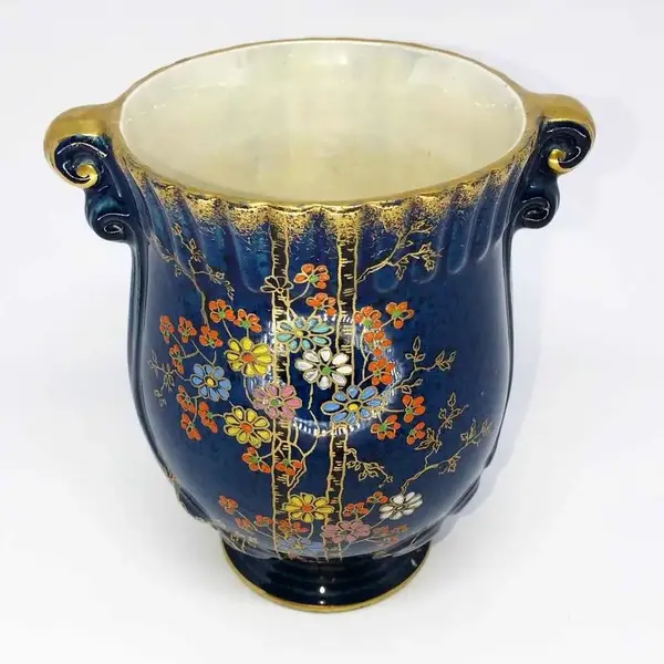 Foto de um(a) Antigo Vaso Art Deco Porcelana Inglesa Crown Devon Pintado, da categoria de Vasos. Crown Devon. Porcelana inglesa pintada à mão com lindas flores. Período Art Deco. Peça catalogada. Meados do século XX.... Mostrado de uma perspectiva diferente. Vendido no marketplace Trésors.