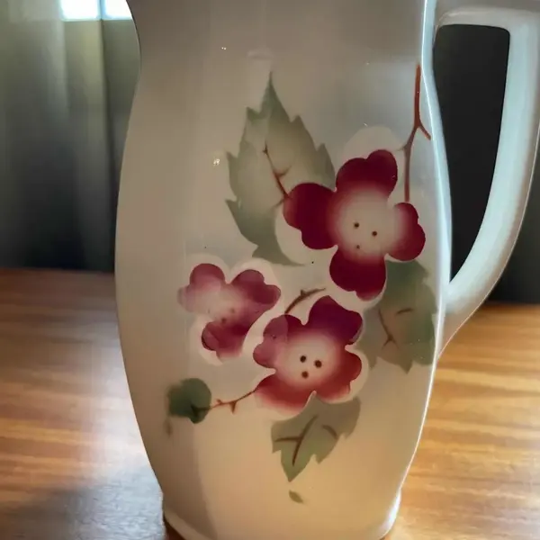 Foto de um(a) Antiga Jarra Art Deco Porcelana Faiança Majólica Alemã, da categoria de Jarros. Antiga jarra em faiança/majólica alemã. Decoração floral típica do período Art Deco. Peça numerada.Medidas 16x13cm. Mostrado de uma perspectiva diferente. Vendido no marketplace Trésors.