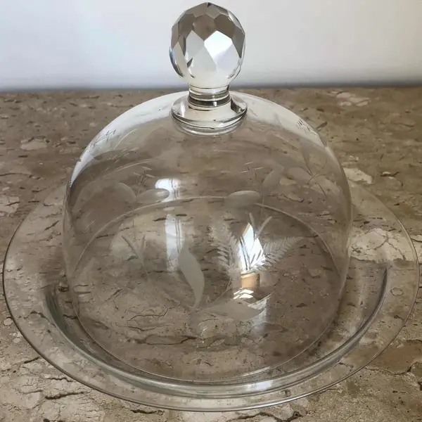 Foto de um(a) Antiga Fina Queijeira Boleira Cristal Francês Lapidada À Mão, da categoria de Garrafas, potes e jarros. Antiga e rara queijeira em finíssimo cristal francês, toda lapidada à mão com desenhos de folhas e flores. Início do século... Mostrado de uma perspectiva diferente. Vendido no marketplace Trésors.