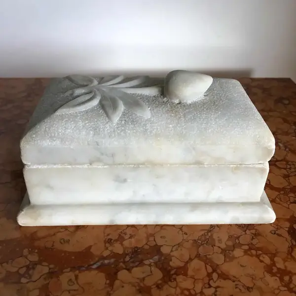 Foto de um(a) Antiga Rara Caixa De Altar Em Mármore Italiano Arte Sacra, da categoria de Objetos religiosos e espirituais. Antiga e diferente caixa em mármore italiana, esculpida à mão. Início do século XX.Medidas 12x18cm. Mostrado de uma perspectiva diferente. Vendido no marketplace Trésors.