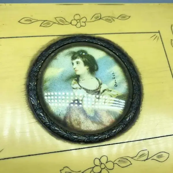 Foto de um(a) Antiga Fina Caixa Porta Jóias Francês Art Deco Mini Portrait, da categoria de Cestos e Caixas. Antiga e delicada caixa porta jóias, em baquelita no tom marfim, com pintura floral, e medalhão de miniatura portrait,... Mostrado de uma perspectiva diferente. Vendido no marketplace Trésors.