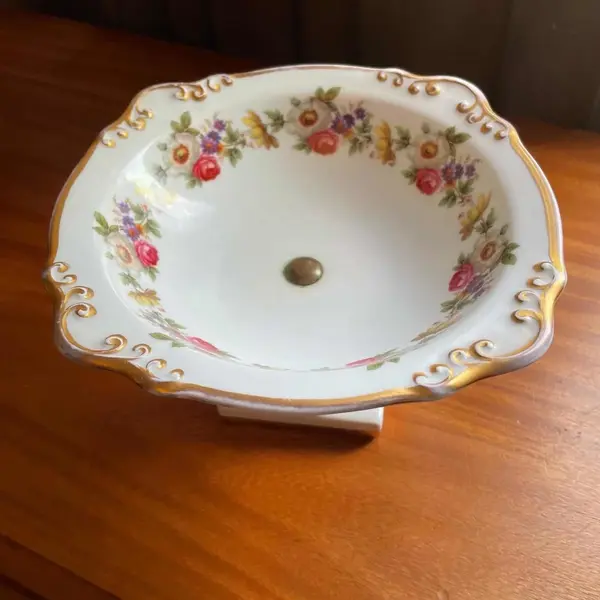 Foto de um(a) Antiga Fruteira Centrinho Ou Porta Cartões Porcelana Limoges, da categoria de Fruteiras. Limoges. Antiga fruteirinha em porcelana artística francesa, delicada decoração floral com filetes de ouro. Medidas 11x18cm. Mostrado de uma perspectiva diferente. Vendido no marketplace Trésors.