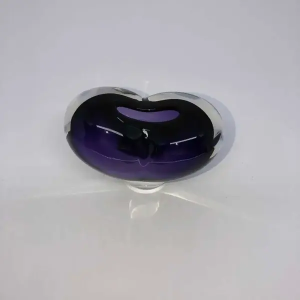 Foto de um(a) Antigo Vaso De Coração Feito À Mão Em Murano Italiano Art Deco, da categoria de Vasos. Antigo Vaso De Coração Feito À Mão Em Murano Italiano Art Deco. Impecável.Medidas 8x10cm. Mostrado de uma perspectiva diferente. Vendido no marketplace Trésors.