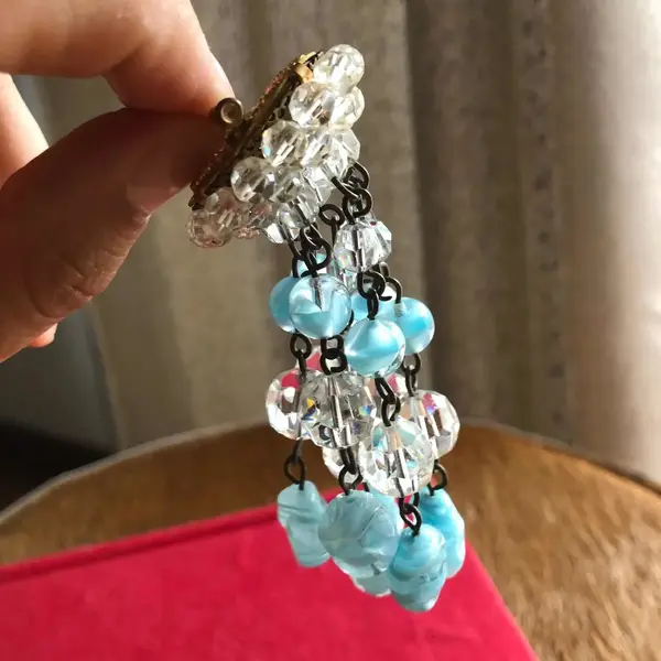Foto de um(a) Antigo Raro Broche Art Deco Com Cristal Murano Italiano, da categoria de Outros colecionáveis. Grande broche Art Deco. Murano e cristal italiano. Peça única. Feito a mão. Década de 1960. Aproximadamente 9cm. Mostrado de uma perspectiva diferente. Vendido no marketplace Trésors.