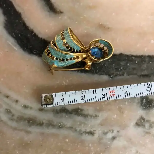 Foto de um(a) Antigo Fino Broche Francês Banhado A Ouro Esmaltado À Mão, da categoria de Outros colecionáveis. Banhado a ouro. Muito bem conservado.Década de 1950/60 Aproximadamente 3cm. Mostrado de uma perspectiva diferente. Vendido no marketplace Trésors.