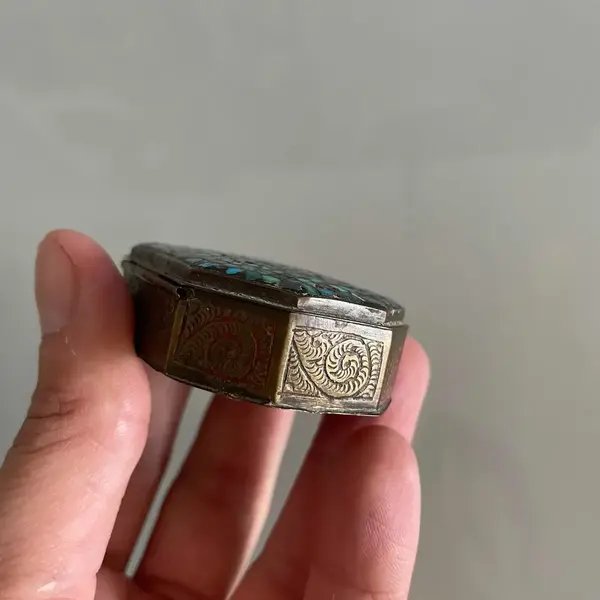 Foto de um(a) Antiga Caixinha De Coleção Em Bronze Cloisonné, da categoria de Outros colecionáveis. Muito antiga, peça feita à mão. Diâmetro 6cm. Mostrado de uma perspectiva diferente. Vendido no marketplace Trésors.