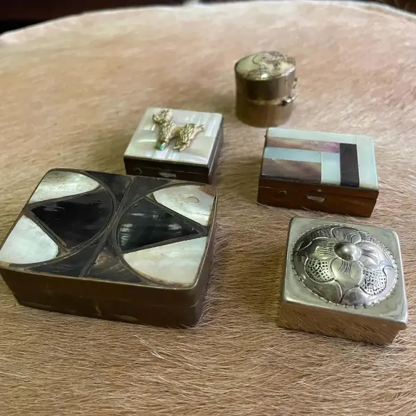 Foto de um(a) Antiga Coleção 5 Caixinhas Em Prata Bronze E Madrepérola, da categoria de Cestos e Caixas. Antiga e especial coleção com 5 caixinhas antigas, em prata bronze e madrepérola, feitas à mão. Meados do século XX. Mostrado de uma perspectiva diferente. Vendido no marketplace Trésors.