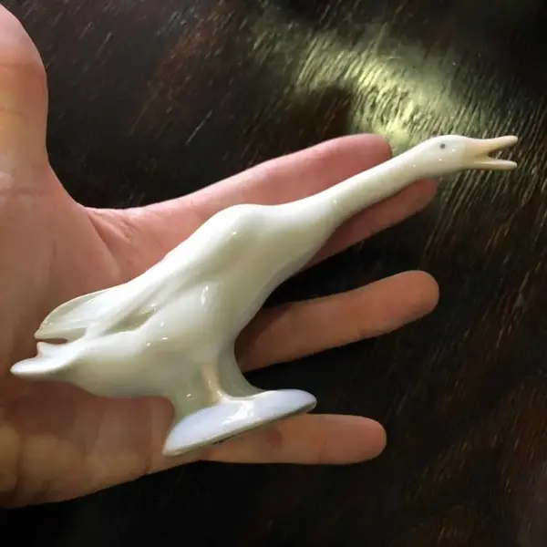 Foto de um(a) Antiga Linda Escultura De Pato Porcelana Espanhola Lladró, da categoria de Escultura. Lladró. Linda escultura representando pato em movimento, feito à mão, em finíssima porcelana espanhola, da famosa manufatura... Mostrado de uma perspectiva diferente. Vendido no marketplace Trésors.
