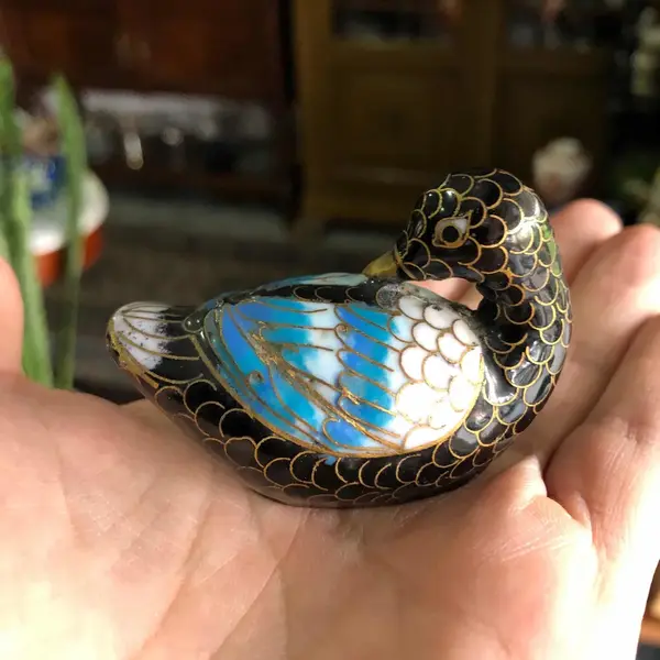 Foto de um(a) Antigo Par Pequenas Esculturas De Patinhos Em Cloisonné, da categoria de Escultura. Lindas peçinhas feitas à mão, par de patinhos em cloisonnéMedida 6cm cada. Mostrado de uma perspectiva diferente. Vendido no marketplace Trésors.