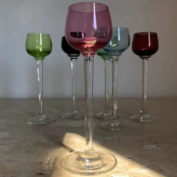 Foto de um(a) Antigos Cálices De Licor Art Deco Cristal Francês Colorido, da categoria de Taças. Antigo conjunto com 6 delicados cálices de pé alto em cristal francês colorido. Período Art Deco. Muito colecionáveis e... Mostrado de uma perspectiva diferente. Vendido no marketplace Trésors.