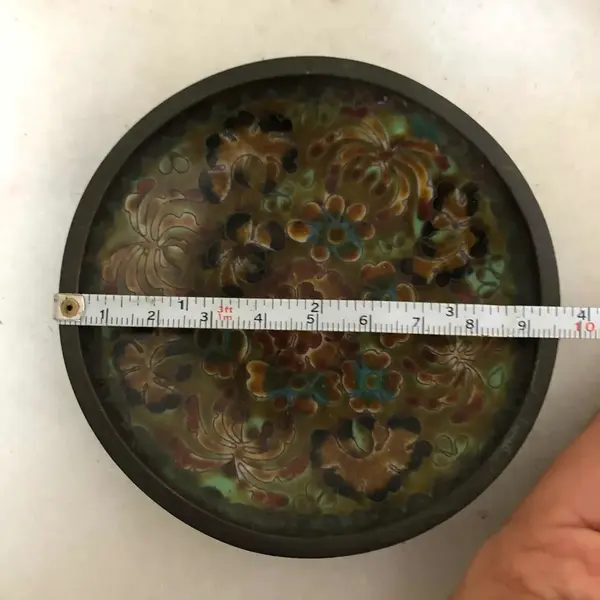 Foto de um(a) Antigos Pratos Decorativos Bowl Bronze Cloisonné - 3und, da categoria de Pratos Decorativos. Coleção com 3 pratinhos em bronze esmaltados à mão. Medem 9,5 cm / cada. Mostrado de uma perspectiva diferente. Vendido no marketplace Trésors.