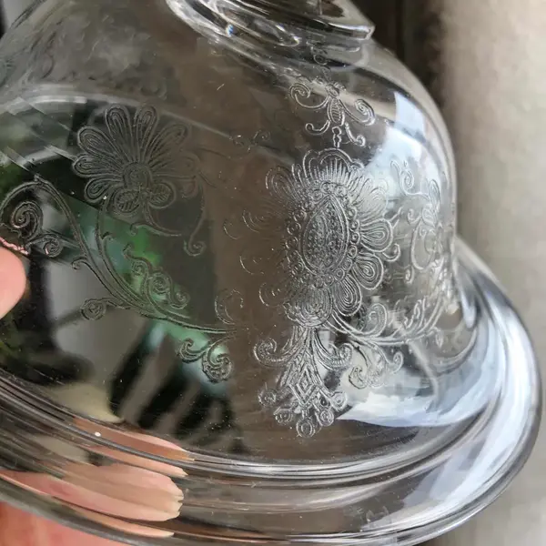 Foto de um(a) Antiga Bomboniere Compoteira Cristal Francês Saint Louis, da categoria de Garrafas, potes e jarros. Antiga e fina bomboniere com présentoir em cristal francês, da famosa manufatura Saint Louis. Ricamente lavrada à mão, com... Mostrado de uma perspectiva diferente. Vendido no marketplace Trésors.
