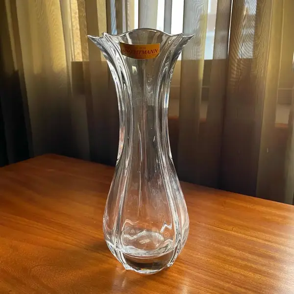 Foto de um(a) Nachtmann Glass Antigo Vaso Em Cristal Alemão Lapidado, da categoria de Vasos. Nachtmann Glass. Elegante e fino vaso em cristal alemão, lapidado à mão. Altura 24cm. Mostrado de uma perspectiva diferente. Vendido no marketplace Trésors.